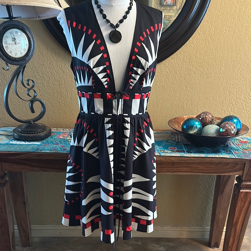 Stylish Black and Red Geometric Dress - Picture 5 of 9